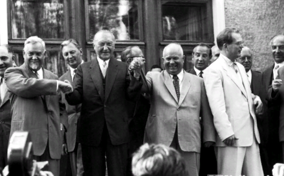 Хрущев - Аденауэру (в центре): готов простить и отпустить