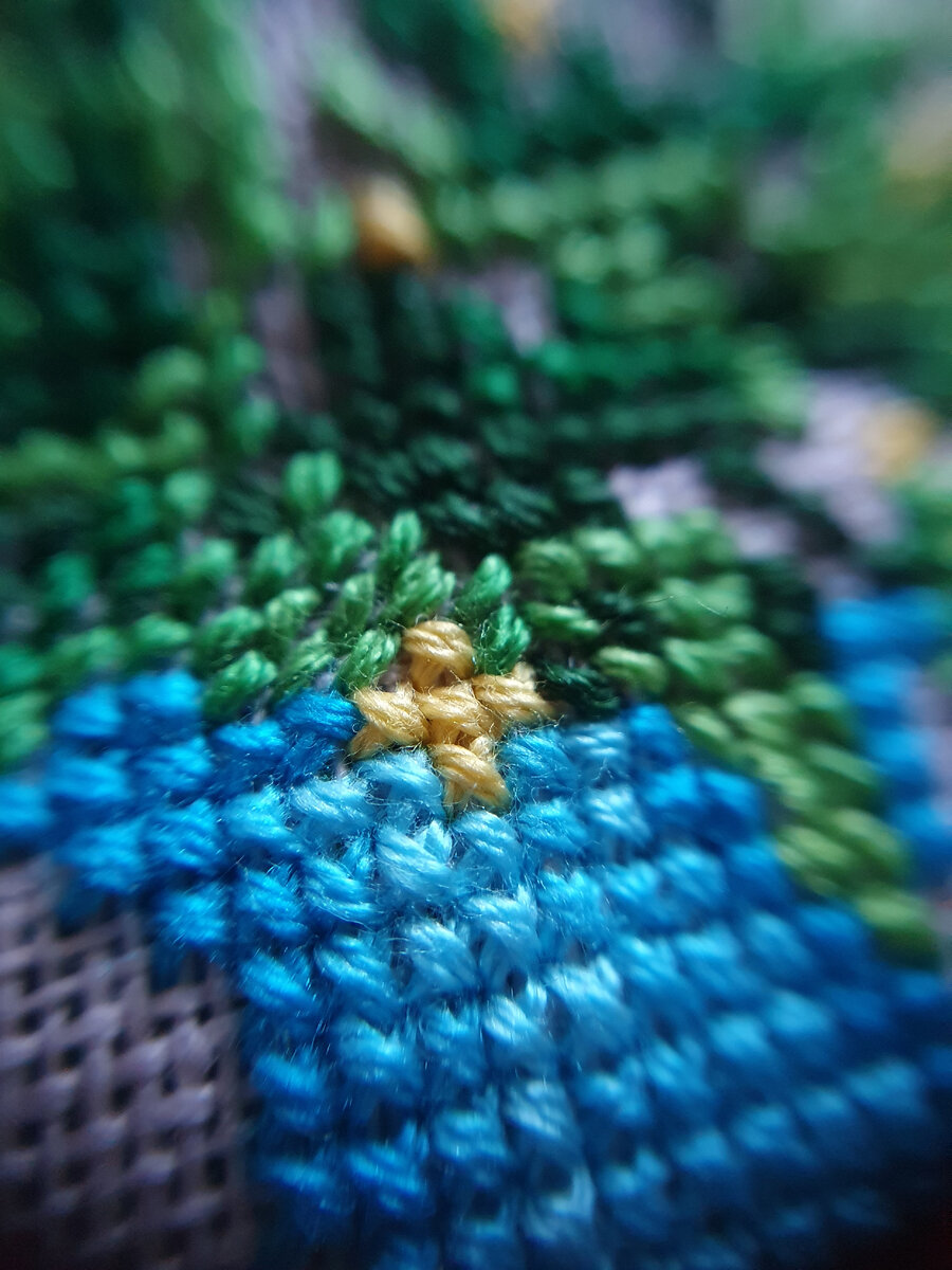 Процесс вышивания крестиком 