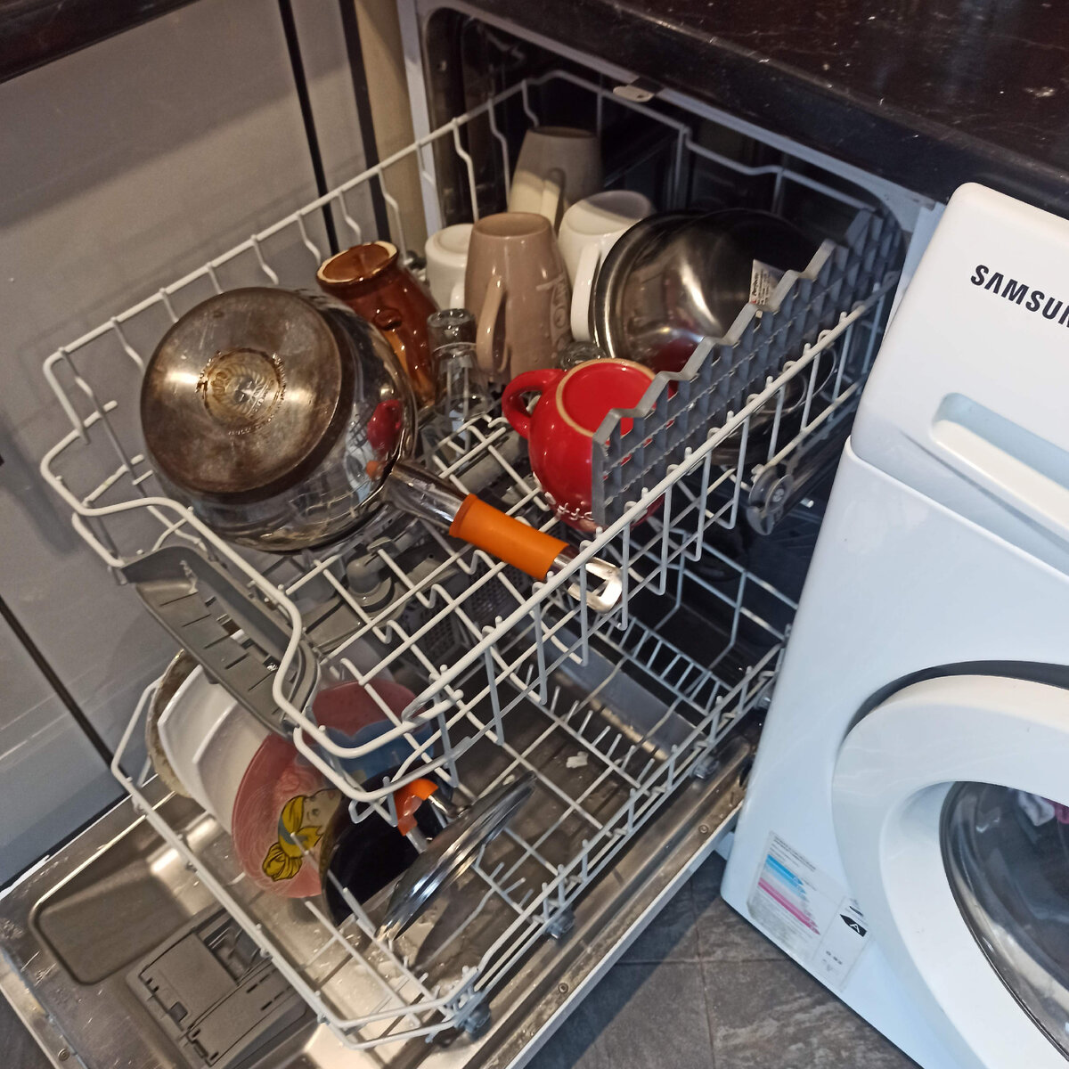 Сейчас вот помогает посудомойка