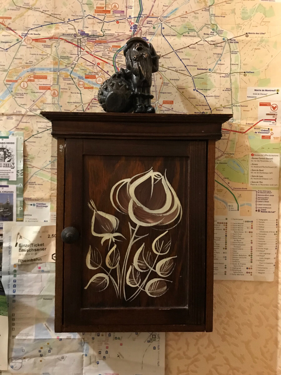 Для того чтобы развить в себе какое-то качество я использую практики. Самые первые попытки которые я помню были направлены на преодоление страха. Я тогда была школьницей, но уже начальной школы. В какой-то момент моей жизни я осознала что избегаю некоторых ситуаций потому что боюсь их, расценила  это как свою слабость и решила работать с этим. Как только понимала что я чего-то боюсь, не откладывая делала это! И в итоге достигла такого уровня - что перестала боятся, стало понятно что и боятся то не чего. Это очень помогло мне в дальнейшей жизни. Вспомнилась ещё одна практика из моей юности. С каждым встреченный мной человеком мне следовало найти общую тему для разговора, по итогу я стала общительным человеком и научилась располагать к себе людей. В последствии я часто замечала что люди мне доверяют и рассказывают о себе. А после моей практики - говорить только правду - стали доверять сокровенные моменты, иной раз они сами вслух удивляются почему они решили рассказать это малознакомому человеку. А ещё после одной из практик я стала вегетарианкой. Дело было так. Поехав в Индию на 6 месяцев решила я взять пост и не употреблять мясо, рыбу, яйца, лук и чеснок. Там это было не сложно: тепло, много дешевых овощей и фруктов, жители в своём большинстве - вегетарианцы, в кафешках вегетарианская дешёвая еда. В общем полгода не испытывая никаких неприятностей и даже наоборот почувствовав прилив сил и оптимизма пролетели и я вернувшись в Россию прекратила свой пост. Первое что я начала есть это лук, он не вызвал не каких неприятных эмоций. Второе что я попробовала это рыбу, пробовала в Финляндии, свежую охлажденную рыбу вкусненько приготовленную в фольге. Это было вкусно и я поняла что могу к ней вернуться. Но оказалось что та рыба которую продают в России и рыбные консервы в том числе источают очень сильный не приятный запах, возможно на вкус он не влияет, но он настолько неприятен что вызывает тошноту и я могу есть рыбу только в Финляндии. С мясом случилось так: знакомая предложила попробовать домашние колбаски своего приготовления. Они вкусно пахли и были достаточно вкусными, пожевав их я поняла что проглатывать это я не хочу, я извинилась и выплюнула. Для меня это стало не просто мясо - это чья-то мама или обожаемый сынок, вообщем это чья-то жизнь, не менее значимая чем человеческая. С яйцами  и чесноком по началу тоже было все сложно, но по истечении нескольких лет я опять ем их. А ещё я брала практику не употреблять острое, после полугода она закончилась и я поехала в Индию и долго не могла там питаться в кафешках, было невыносимо остро. 
За мою жизнь я совершила много практик, после некоторых что-то обрела, а некоторые не изменили меня или я не смогла заметить изменений. 
В Индии эти практики называют - аскезами.
А вы можете вспомнить вспомнить какие либо аскезы из своей жизни? 