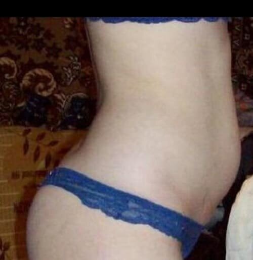 Здесь видно, что девушка стройная, но низ живота ярко выражен.