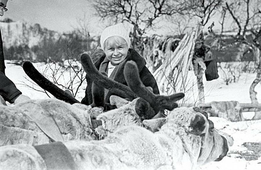 Александра Пахмутова в заполярном оленеводческом совхозе. 23 ноября 1965 года. Фото Птицына. Фотохроника ТАСС