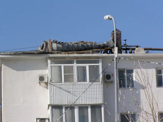 Последствия норд-оста - крыша, свернутая в трубочку