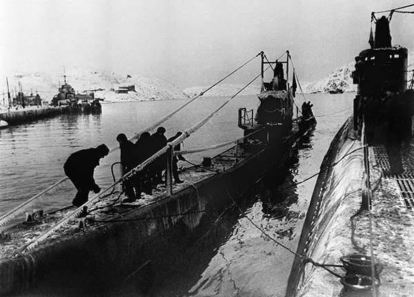 Подводная лодка, потопившая фашистский транспорт, у причала базы
