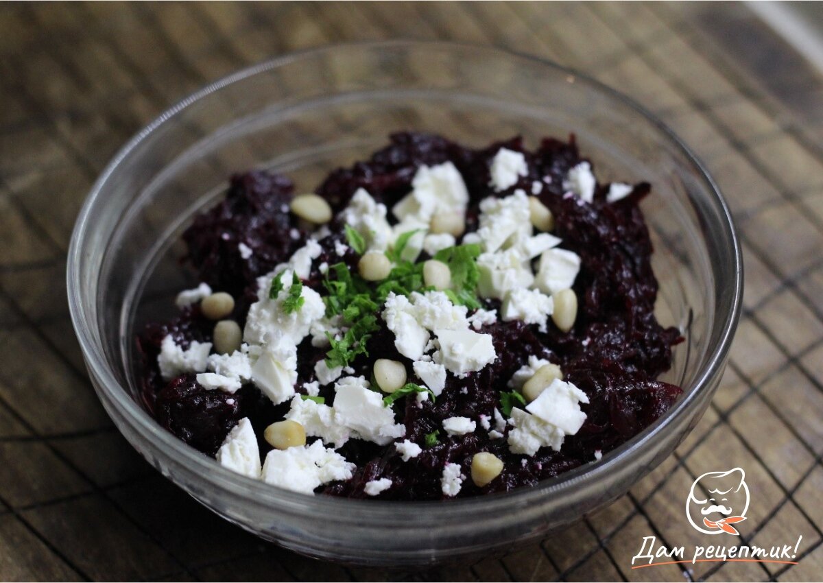 Салат из свеклы с козьим сыром, кедровыми орешками и маслом