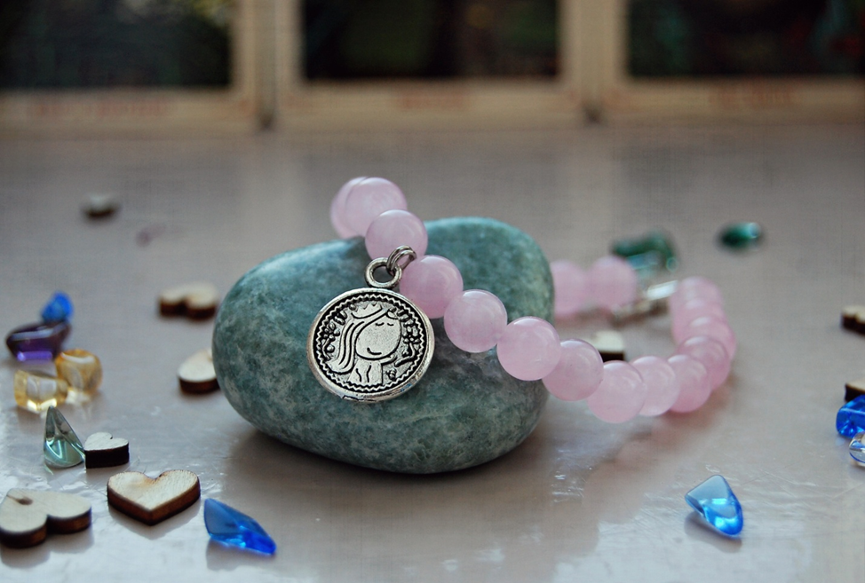 https://www.shutterstock.com/ru/image-photo/rose-quartz-bracelet-1024252870