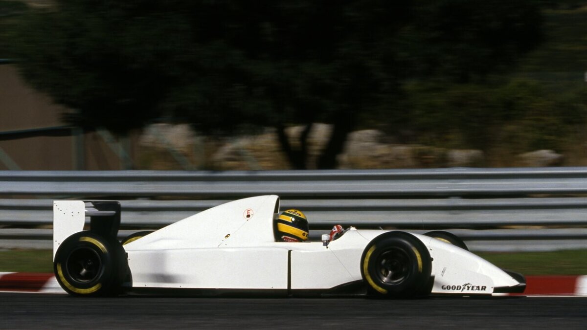 20 сентября на на тестах в Эшториле McLambo ни в коем случае не должен был быть слишком быстрым, иначе у нас были бы большие проблемы по контрактным обязательствам с Peugeot. На всякий случай Рон приказал залить в McLambo полный бак бензина, и никому об этом не говорить. Фото: Twitter.com 