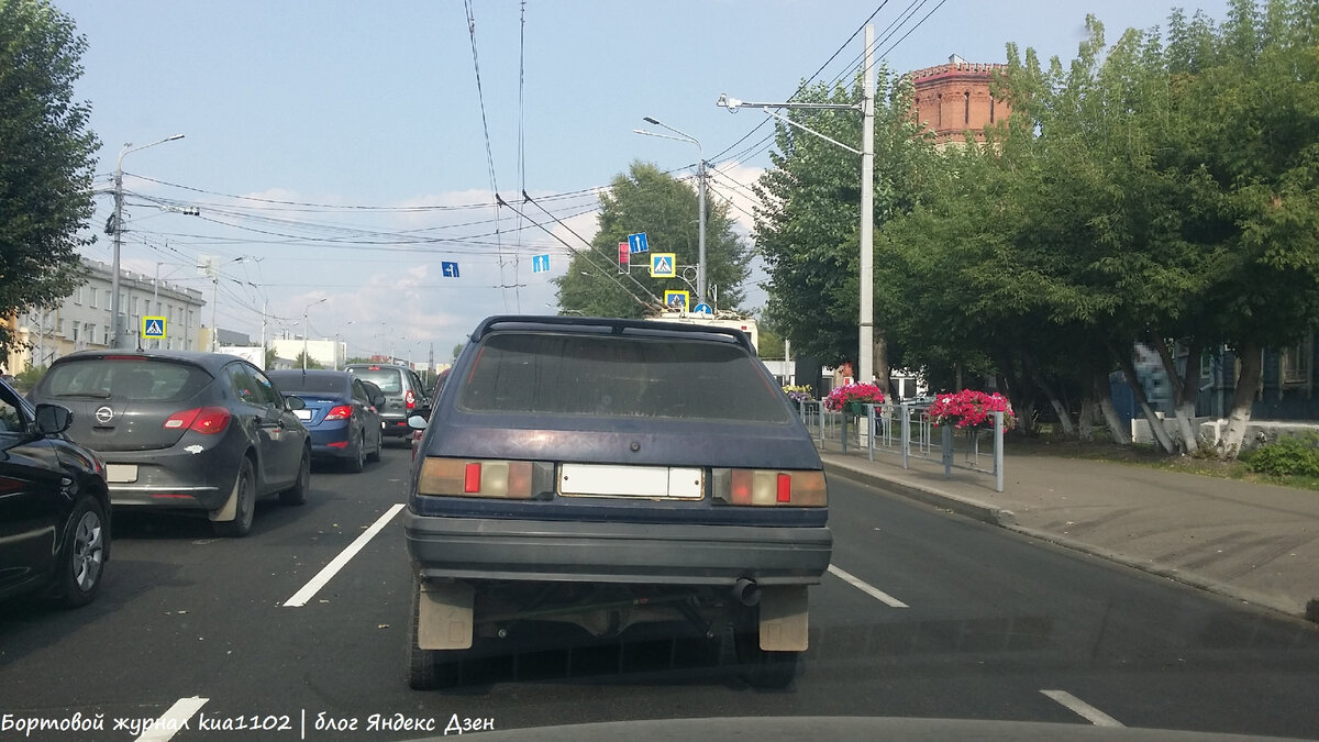 Движение на перекрёстке регулируется светофором, светофор "длинный". Автор фотографии kua1102