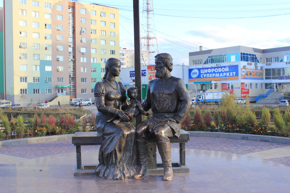 Дежнев якутск. Памятник Дежнева в Якутске. Памятник Семену Дежневу и Абакаяде Якутск. Памятник семена Дежнева в Якутске.