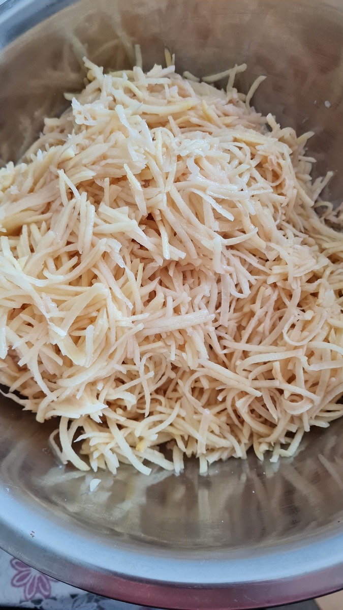 Натрите картофель, чеснок. Получившуюся массу посолите, поперчите, добавьте зелень (по желанию). Всё хорошенько перемешайте.