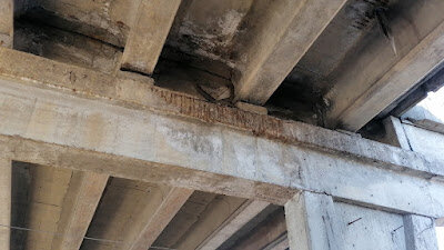 Кадастровый объект 40:26:000089:296, по документу: под нежилым зданием, используемым под ремонтные боксы. Собственник самовольно занял и оградил территорию, которая не входит совместную кадастровую территорию к объекту 40:26:000089:296.