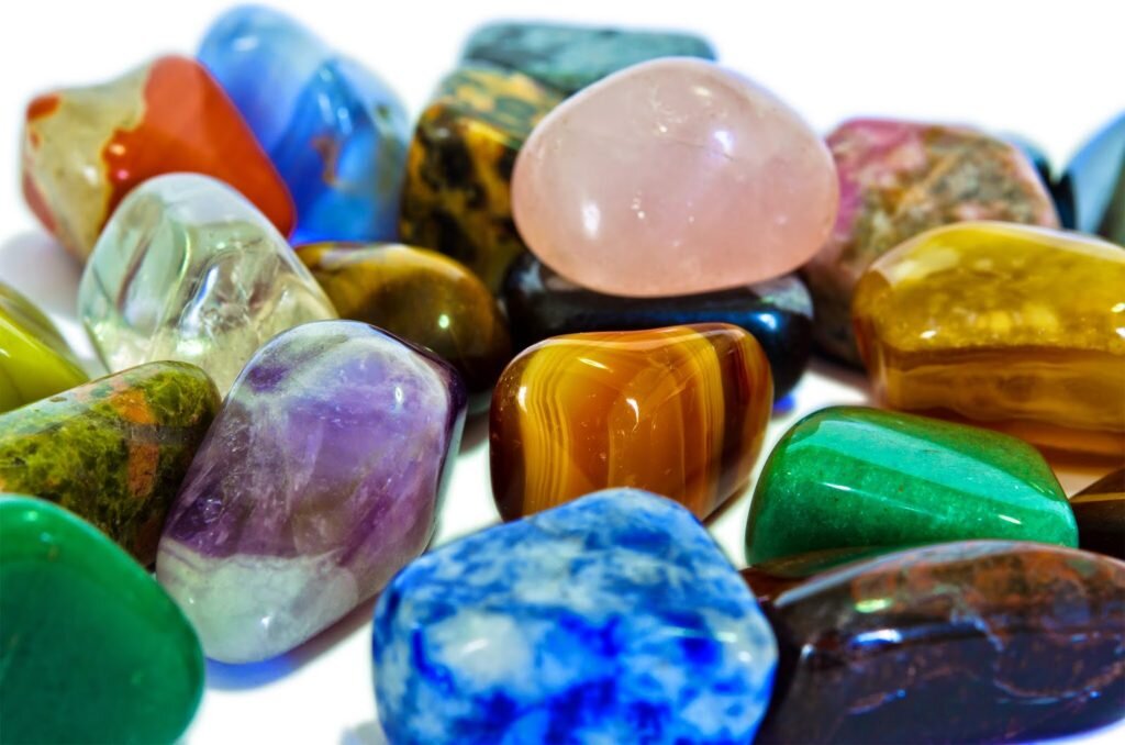 Цветные самоцветы. Самоцветы поделочные камни. Минералы Самоцветы полудрагоценные камни. Драгоценный полудрагоценный поделочный минерал. Разноцветные камни.