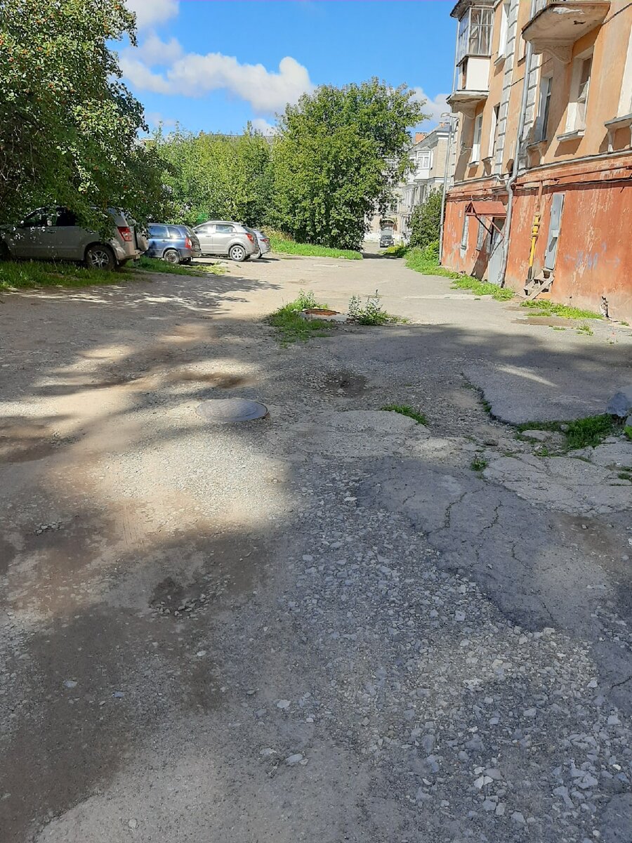 В России, и в нашем городе в частности, есть две беды. Те самые: дураки и дороги. 
Начну с последней, ибо накипело. Я пока ещё не познакомилась с управляющей компанией, которая обслуживает эти адреса. Но чувствую, что знакомство предстоит нешуточное.

Дорога во дворах этих домов словно после бомбёжки.

Дома старые - "сталинки". Так вот такое ощущение, что асфальтовое покрытие с момента постройки домов не менялось. Сталин жив, Сталин жил, Сталин будет жить!