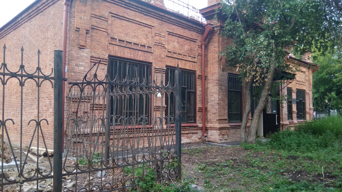 Типичное общественное здание старого Екатеринбурга. В постперестроечное время (а может и раньше) здесь был больничный стационар