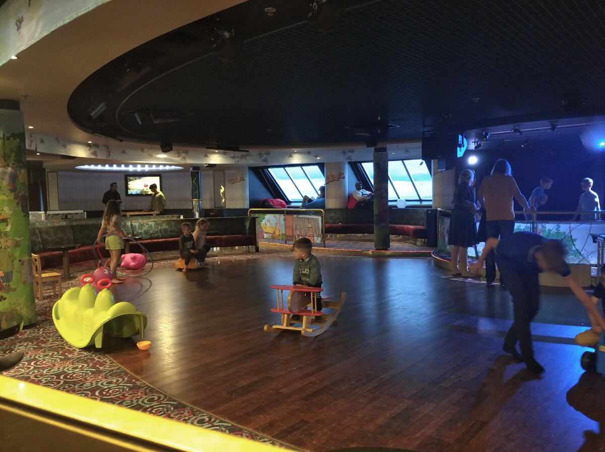 Гигантский дискобар на воде! Как выглядит изнутри десятипалубный паром из Стокгольма в Таллин