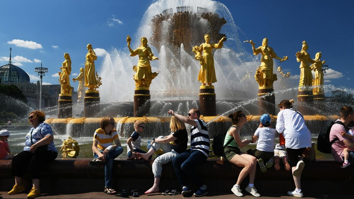    Люди в жаркую погоду возле фонтана "Дружба народов" на ВДНХ в Москве© РИА Новости / Владимир Вяткин