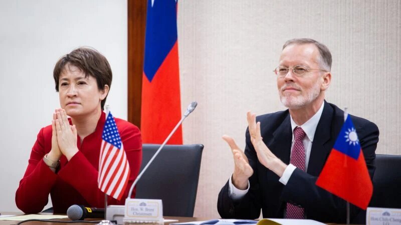 Сяо Би-хим (слева), новый представитель Тайваня в США, и Брент Кристенсен, директор Американского института на Тайване, на церемонии инаугурации в Тайбэе, Тайвань, 20 июля 2020 года. (Chen Po-chou/The Epoch Times) 