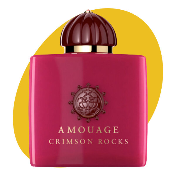 
купить18 560 руб.Crimson Rocks, AmouageНазвание этих духов переводится как «Багровые скалы» — отсылка к горам Хаджар в Омане, состоящим из красного песчаника. И еще, возможно, к цветовой температуре аромата: из-за корицы, меда и CO2-экстракта дуба (материала с теплым пудрово-древесным запахом) тот кажется знойным, пунцово-закатным. Не последняя роль в иллюзии жара, которую наводит Crimson Rocks, досталась необычной розе — дымной и солоноватой, будто только что из коптильни. Подсмотрели, точнее, «поднюхали» ее все в тех же Хаджарских горах, где из роз вместо эфирного масла делают особенную розовую воду — традиционным способом в дровяной печи. То, что в итоге получается, в равной степени пахнет цветами и тлеющим костром и превращает Crimson Rocks в отличную жидкость для розжига осенних вечеров.
