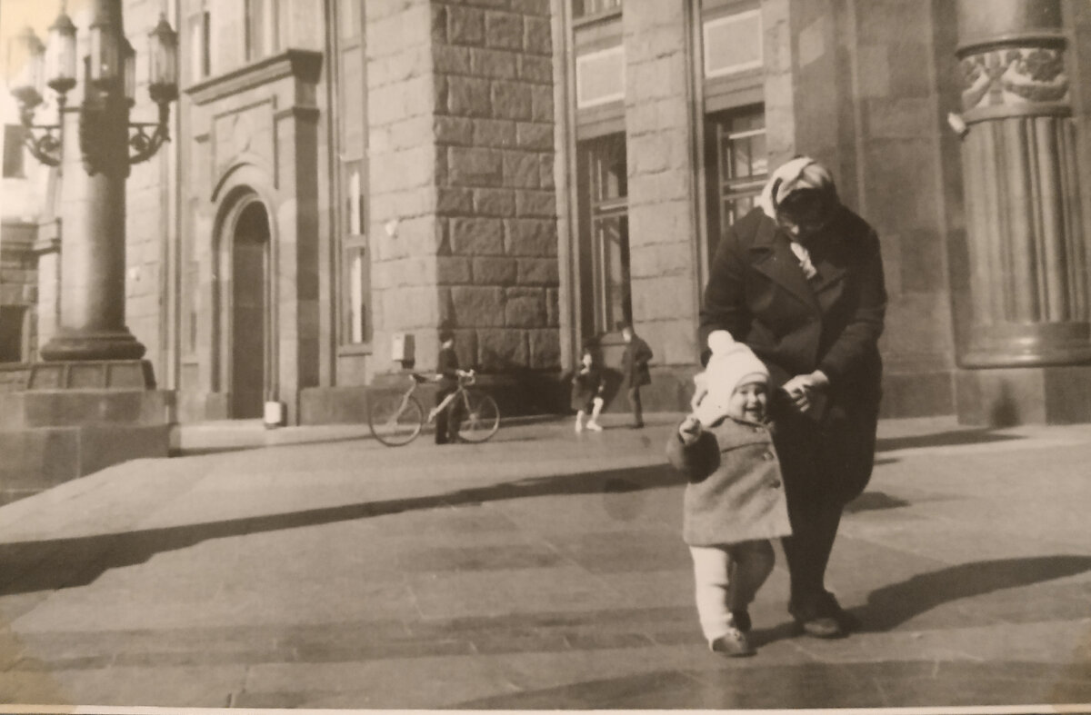 Прогулка с мамой. Центральный подъезд 