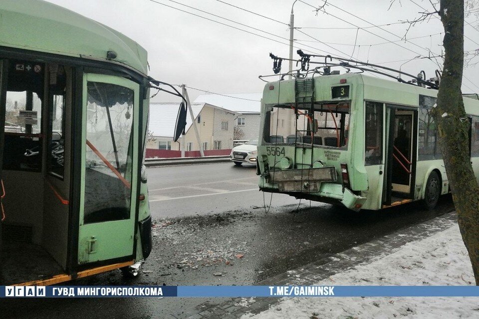     Водитель троллейбуса уснул за рулем и врезался в попутный. Фото: УГАИ ГУВД Мингорисполкома