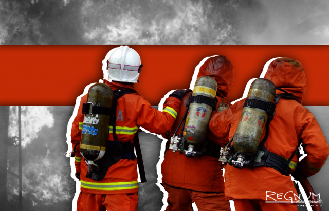   Пожарные Иван Шилов © ИА REGNUM