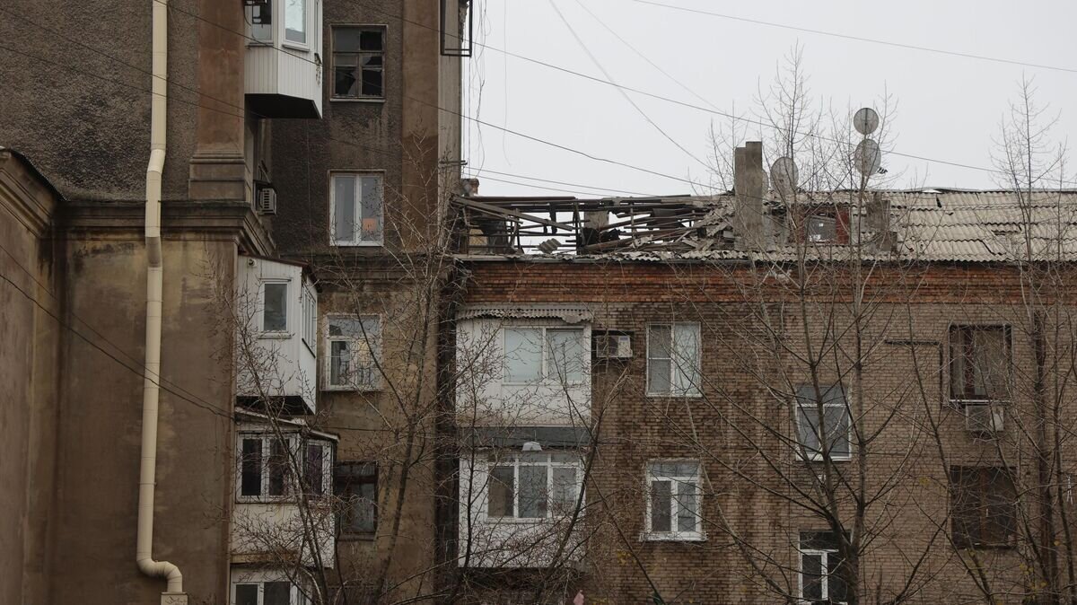    Поврежденный многоэтажный дом в Ворошиловском районе Донецка после обстрелов со стороны ВСУ© РИА Новости / Сергей Аверин