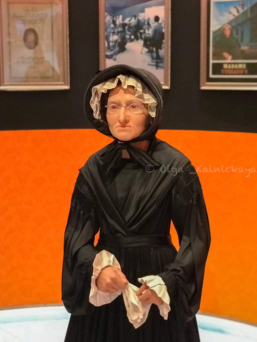 Если кто не знал, то так выглядит мадам Тюссо-основательница всемирно известного музея. Мария Тюссо не просто воссоздавала образы — она стремилась сделать их максимально реалистичными, чтобы это был своего рода слепок реальности, и дополняла историческими артефактами. Фото автора.