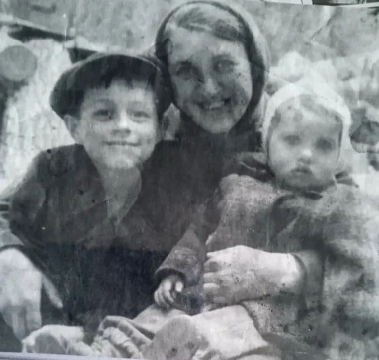 Брат, мама, я, 1946 год.