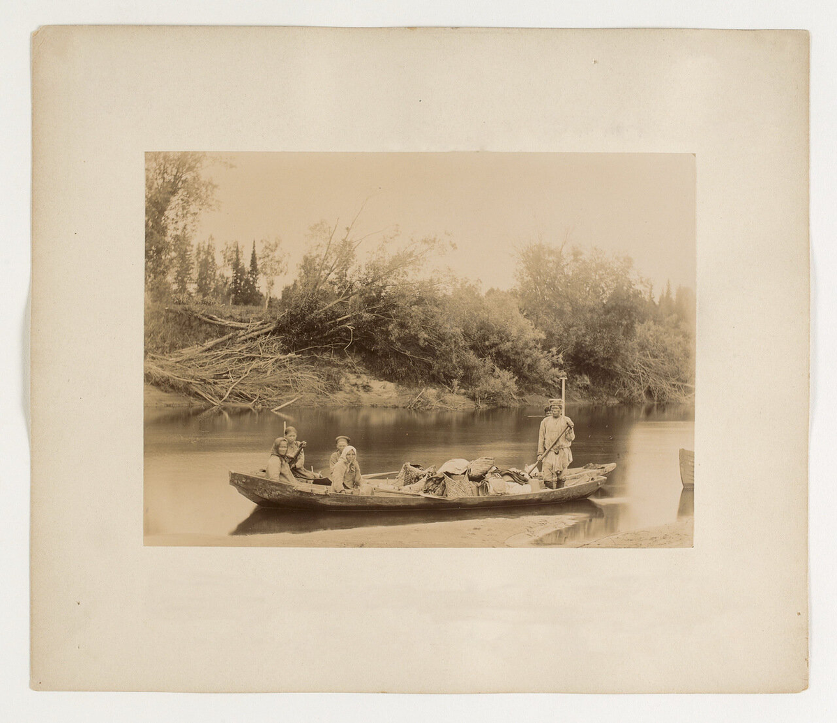 Зыряне, возвращающиеся со сбора морошки, автор фото - Ю. Шокальский, 1890г (это фото снято на территории Вологодской губернии, но эти места когда-то относились и к Архангельской губернии, и даже Сибирской губернии).