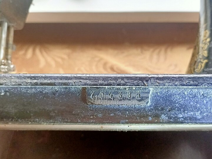 Номер на платформе машины ПМЗ. Фото автора.