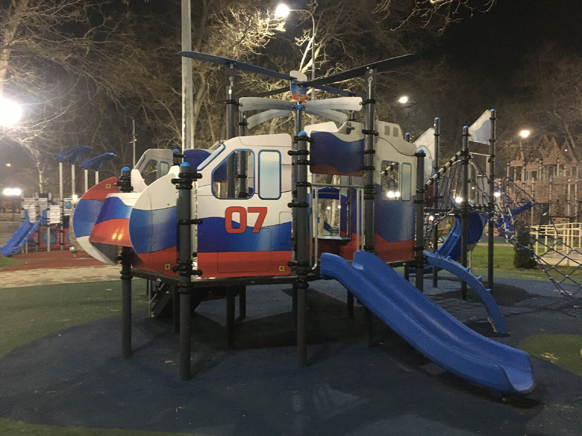 Детская горка в виде вертолета 