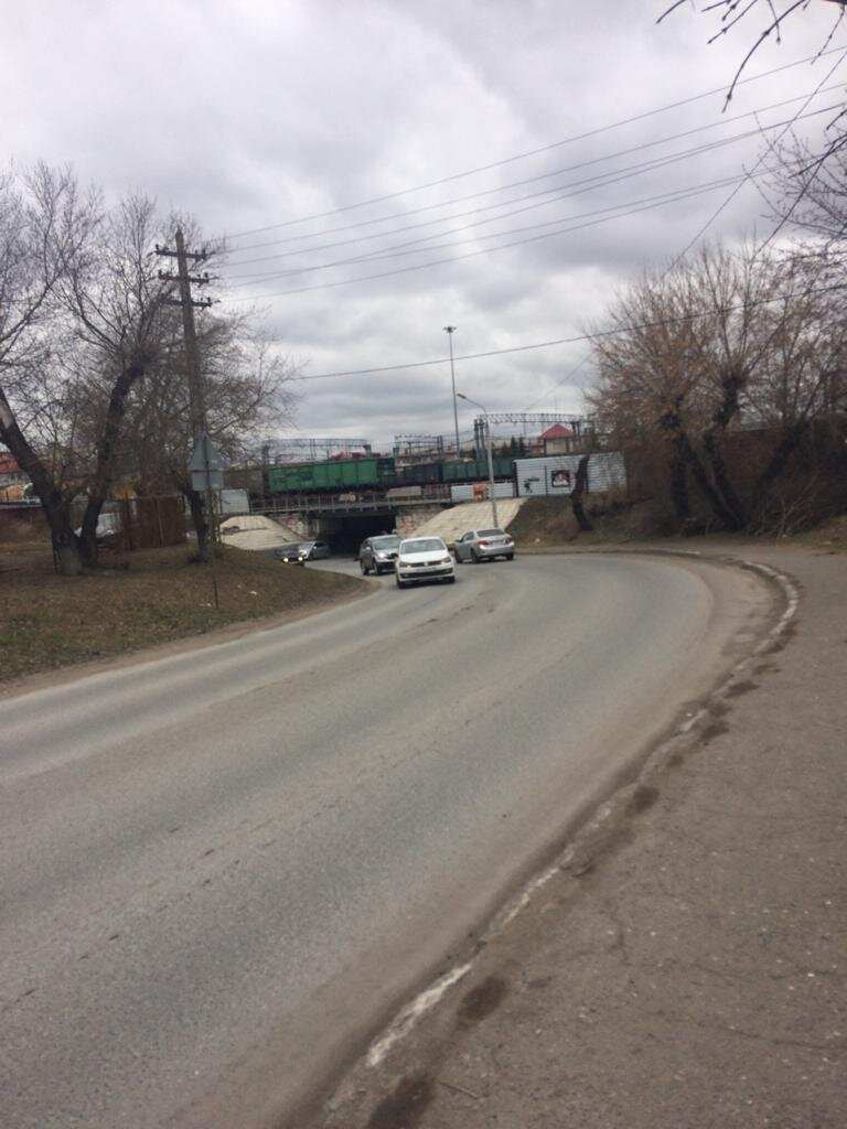 Сбоку машины, сверху поезда