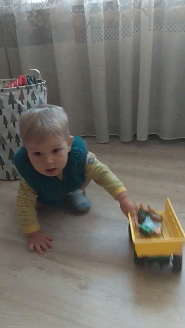 Катать машинки любят все мальчики.