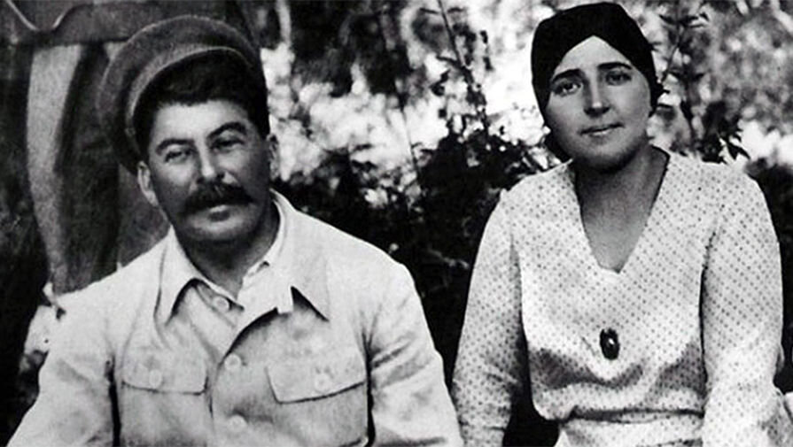 Товарищ Сталин с супругой
