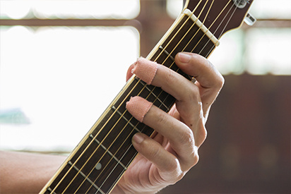 Пожалуй один из лучших обучающих курсов для тех, кто хочет начать играть на гитаре.  
Цена: 5390 руб. За минусом всех комиссий сервиса выходит:

Отчисления партнёрам 60% - (2750 руб)


Я всегда старался сделать так чтобы мои видео были понятны каждому, уделяю внимание мелочам, и трачу просто огромное количество времени на монтаж. 

Наверное благодаря этому у меня получилось сделать самый крупный русскоязычный канал на ютубе по обучению игре на гитаре (более 490 тыс подписчиков. Канал: Гитарист ТВ).

Таким же я и сделал свой курс. Это выжимка всех знаний и опыта, накопленного мною за 7 лет.

Курс подходит как для тех кто только взял гитару в первый раз, так и для тех кто уже играет 1 год, 2, 3 - но почему-то не видит прогресса.

В курсе затронуты такие темы как:

Как и сколько нужно заниматься
Устройство гитары. Виды гитар. Какую гитару выбрать
Правильная посадка. Изучение грифа. Звукоизвлечение, а также проработка правой и левой рук
Настройка гитары. Самый легкий и эффективный способ

Вначале даётся 10 несложных мелодий, для того чтобы подкрепить интерес к гитаре и замотивировать заниматься дальше

Первые аккорды. Секреты быстрой перестановки аккордов
Переборы
Виды постановки левой руки
Как играть боем правильно
Метроном. Зачем и почему
Упражнения на постановку Баррэ
Квинт-аккорды
Учимся петь под гитару
Упражнения с метрономом
Упражнения на беглость пальцев правой руки
Играем выразительнее
Что такое Баррэ и как его играть
Как сделать так чтобы рука не уставала от баррэ
Бой с приглушкой
Упражнения на быструю постановку Баррэ
Каподастр
Бой Рэгги
Упражнения на отработку ритма
Как легко запомнить все аккорды
Испанский бой
Варианты аккордов в песнях
Табулатура
Транспонирование


+ ещё 2 бонусных курса.


В курсе подробно разобраны в видеоформате - 30 знаменитых песен и 30 мелодий. 

Итог: 110 видео  (14 Гб) + 2 бонусных курса (20 видео).

К каждой песне прилагается текст (удобный для гитаристов), а также все аккорды в формате .png


Я считаю этот курс лучшим в своем роде. Много повидал, много покупал. Аналогов нет. Как бы это громко не звучало. Многие ценники неоправданно завышены, а информации меньше раз в 5. 

Создавался этот курс почти 9 месяцев. 9 месяцев ежедневной работы, 90% времени ушло на монтаж, который так, на русскоязычном рынке не делает никто. 
Я горд за проделанную работу и уверен в полезности своего продукта.