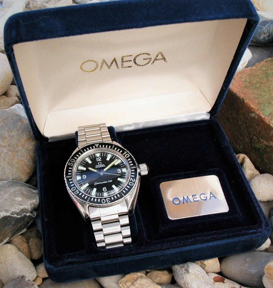 Omega Seamaster 300 1964 г., собранные из оригинальных деталей того времени. Правда, светомасса на циферблате уже не тритий, а Super Luminova. Фото позаимствовано из интернета