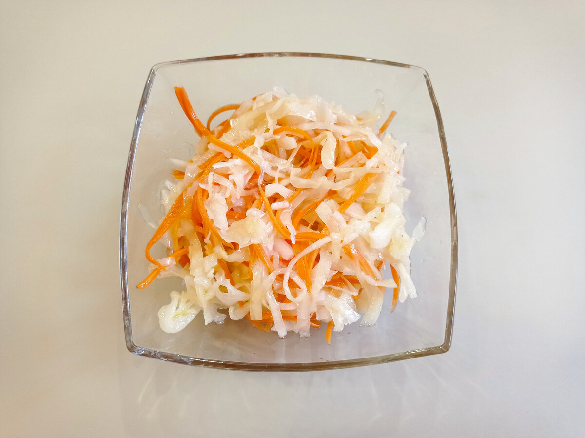 Готовая маринованная капуста, можете по желанию украсить любимой зеленью.