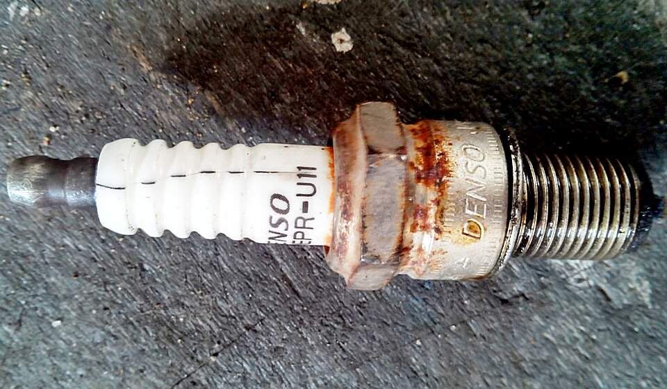 Трещина в изоляторе свечи зажигания