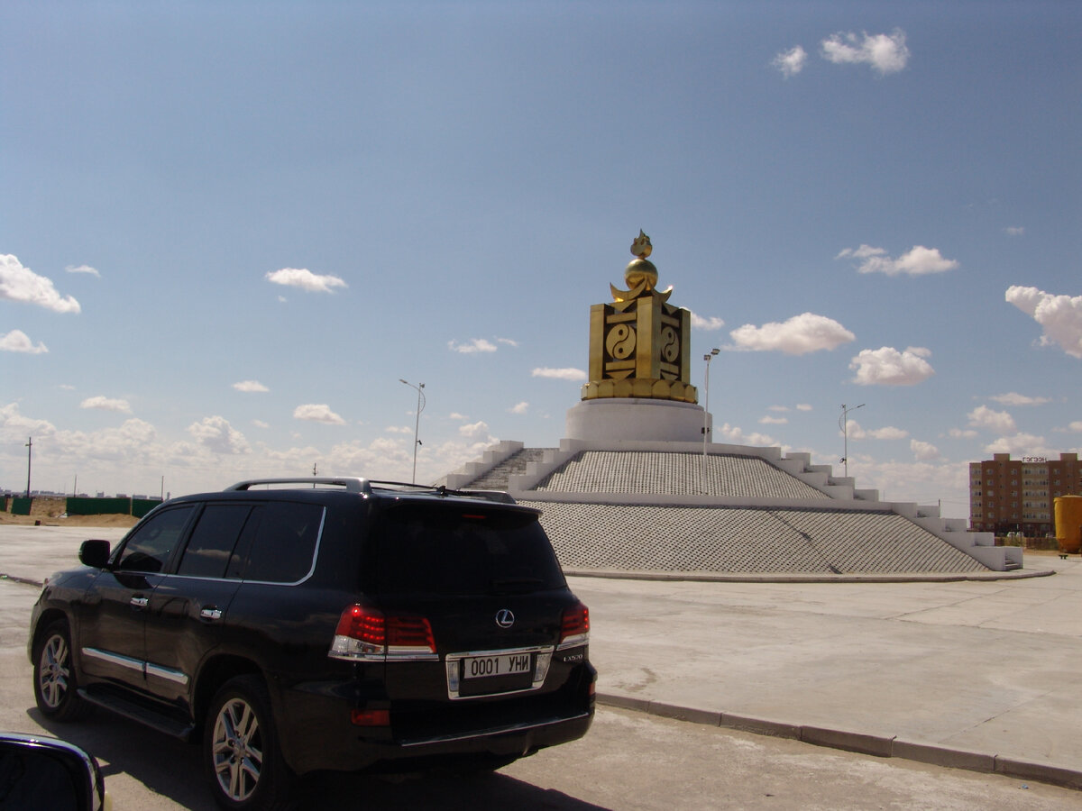 Что можно подумать, когда в чужой стране тебя прижимает такая вот машина?