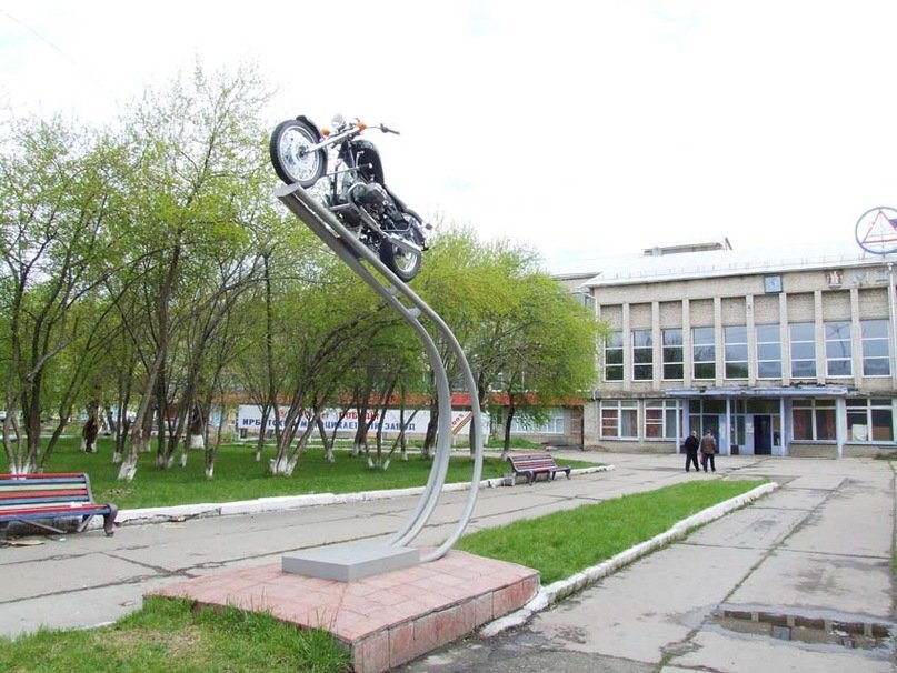 Памятник мотоциклу.