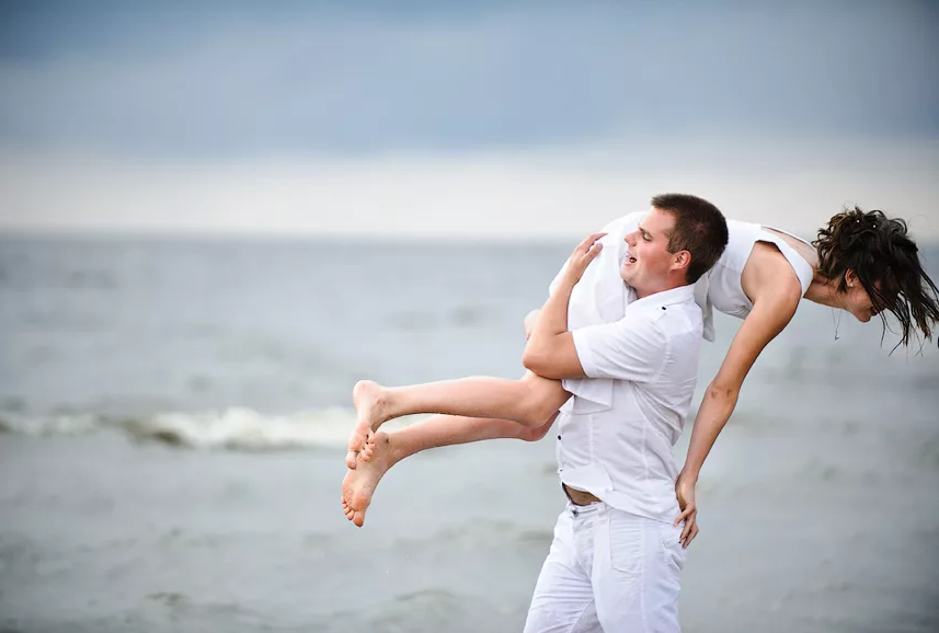 рука держит. переноска пострадавших на руках двумя носильщиками. как можно взять человека. держатся за руки. парень держит девушку на руках.