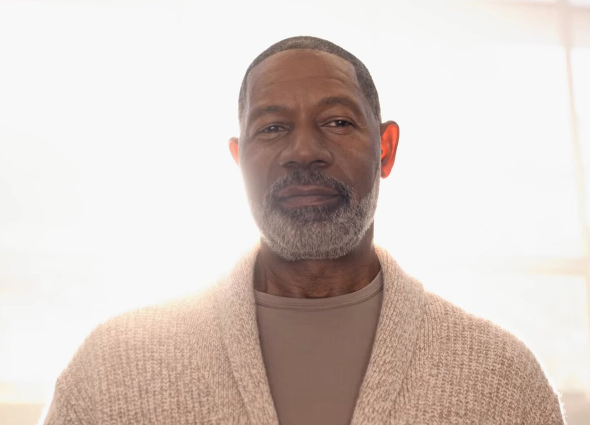 Кадр из сериала "Люцифер". Я б сказала, что, несмотря на строгие слова, Он рад встрече