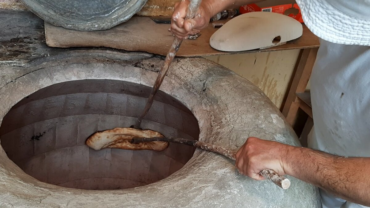 Вот так пекут хлеб в Грузии. Печь тонэ