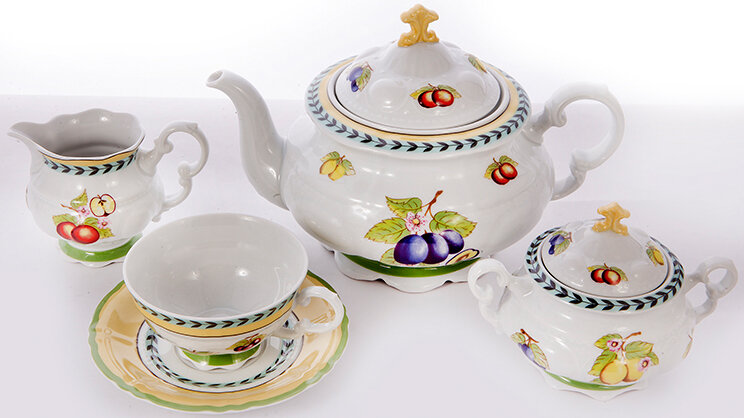 Сервиз чайный Декор Фрукты.                                                                                                                                Чешский фарфор Leander – это больше, чем просто посуда. Продукция от этого производителя приводит в восторг, чарует и завораживает. «Дуновение» роскоши, элитарности, неповторимости прослеживается красной нитью в каждом, филигранном выполненном элементе изделия. Ведь над ее созданием трудились лучшие и талантливые мастера и дизайнеры. Ручная работа специалистов и качество продукции не может остаться незамеченной.                  