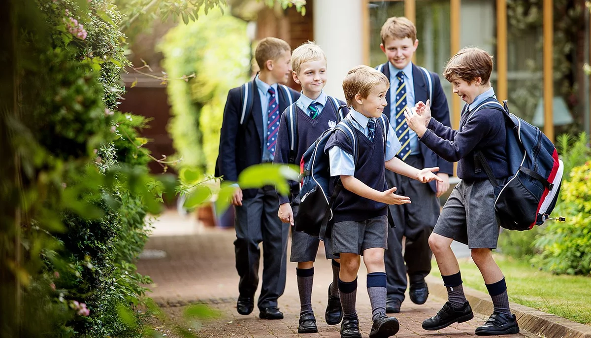 Ученики на улице. Wetherby School Великобритания. Школы для мальчиков и девочек в Великобритании. Школа для мальчиков в Великобритании. Школы для мальчиков в Англии