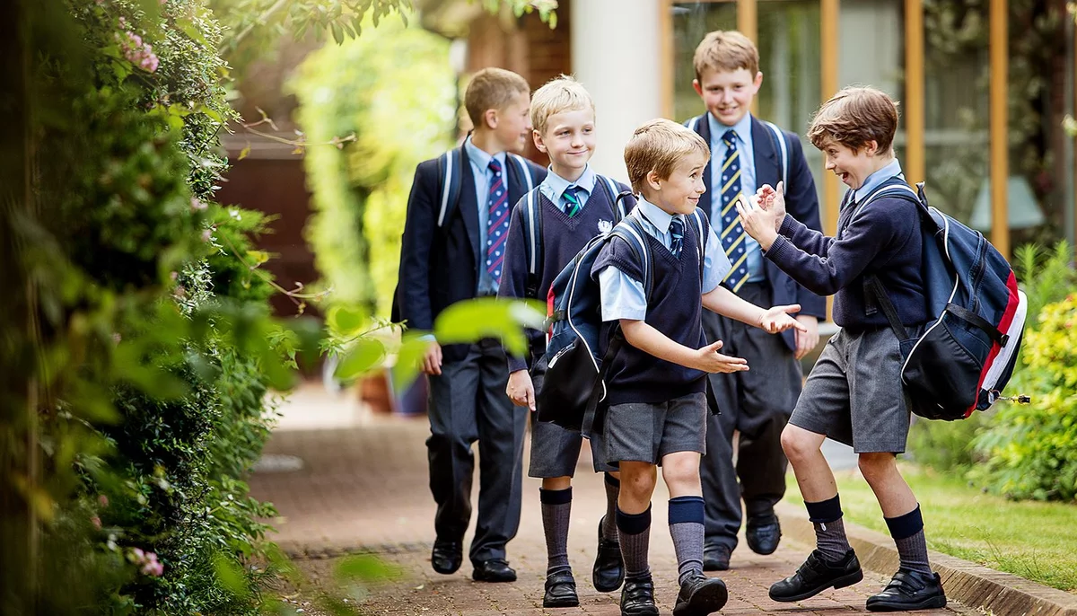 Ученики идут. Wetherby School Великобритания. Школа для мальчиков в Англии. Школьники Британии. Школьная форма в Англии для мальчиков.