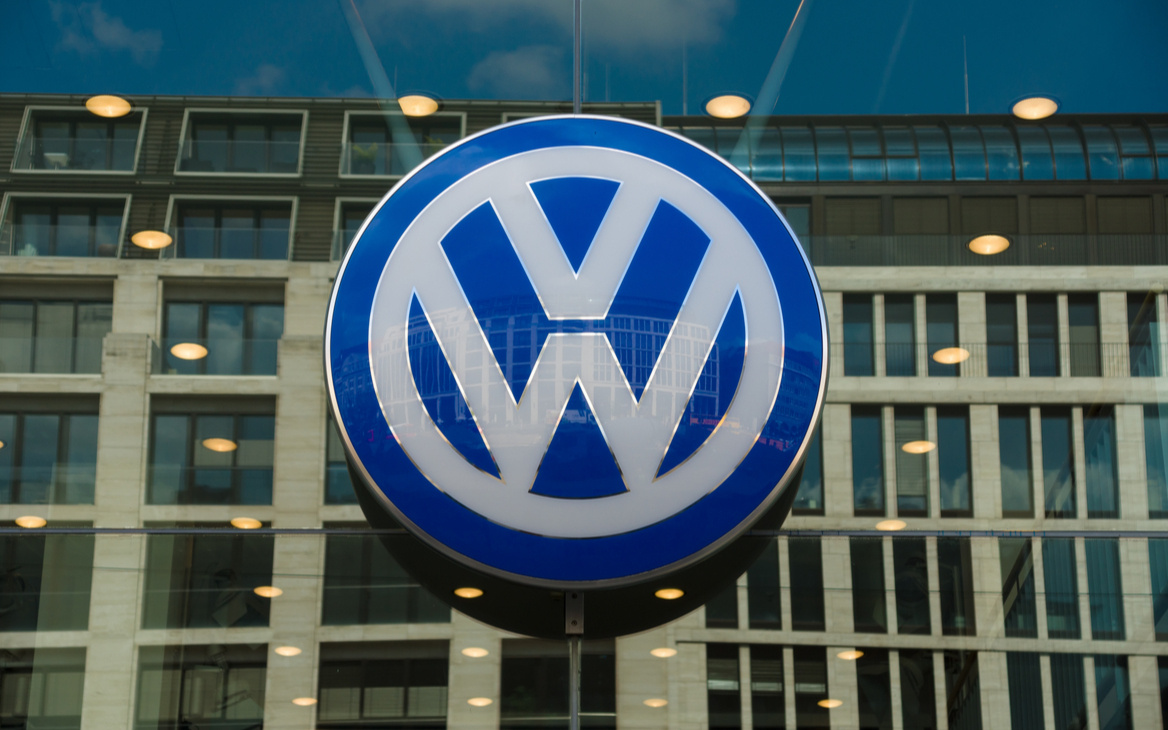 Логотип Фольксваген на здании