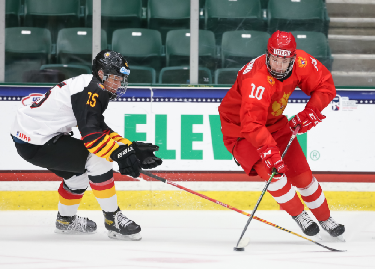 Матч с немцами превратился для российских юниоров в легкую прогулку. Фото: ФХР 