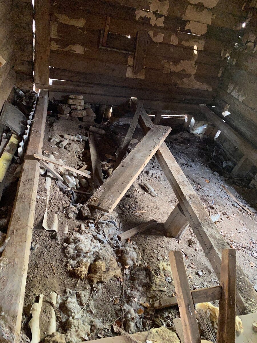 Когда это был крепкий деревенский дом. Сейчас - простая заброшка ...