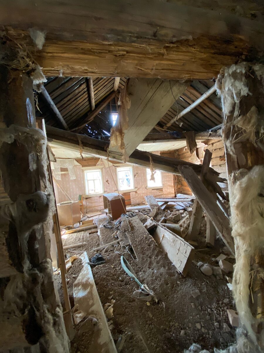 Когда это был крепкий деревенский дом. Сейчас - простая заброшка ...